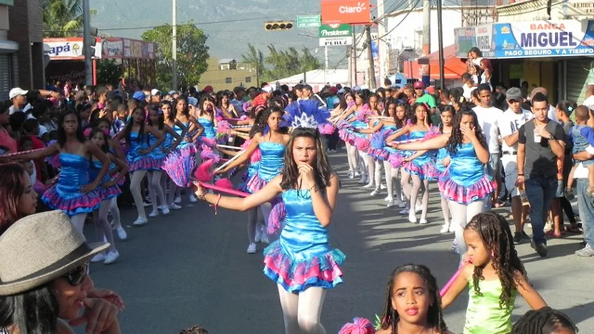 Desfile cultural celebrado en una calle real de Esperanza, provincia Valverde, República Dominicana, en 2014