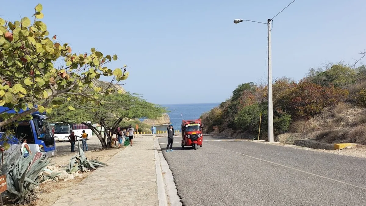 Camino real por el paisaje árido de El Morro de Monte Cristi en el noroeste dominicano
