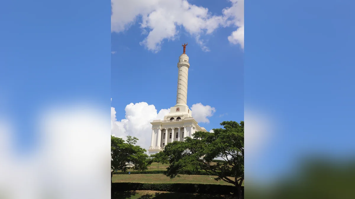 Fotografía del verdadero Monumento a los Héroes de la Restauración en Santiago de los Caballeros