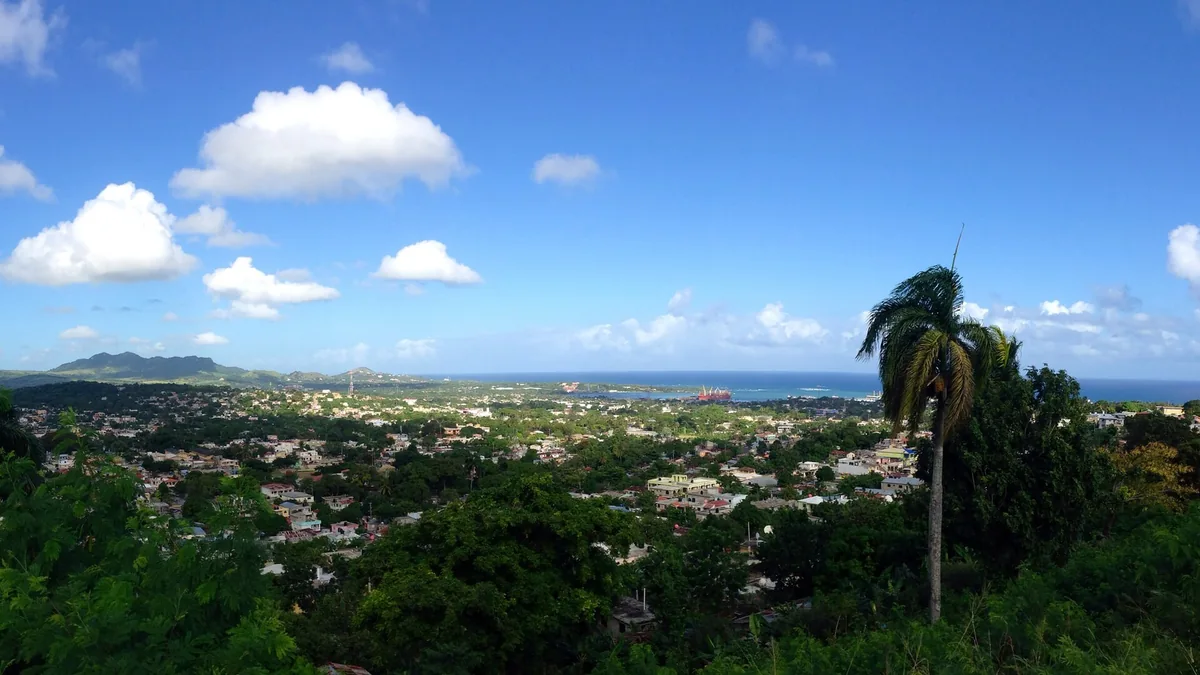 Vista del puerto marítimo de Puerto Plata y su entorno costero en la República Dominicana